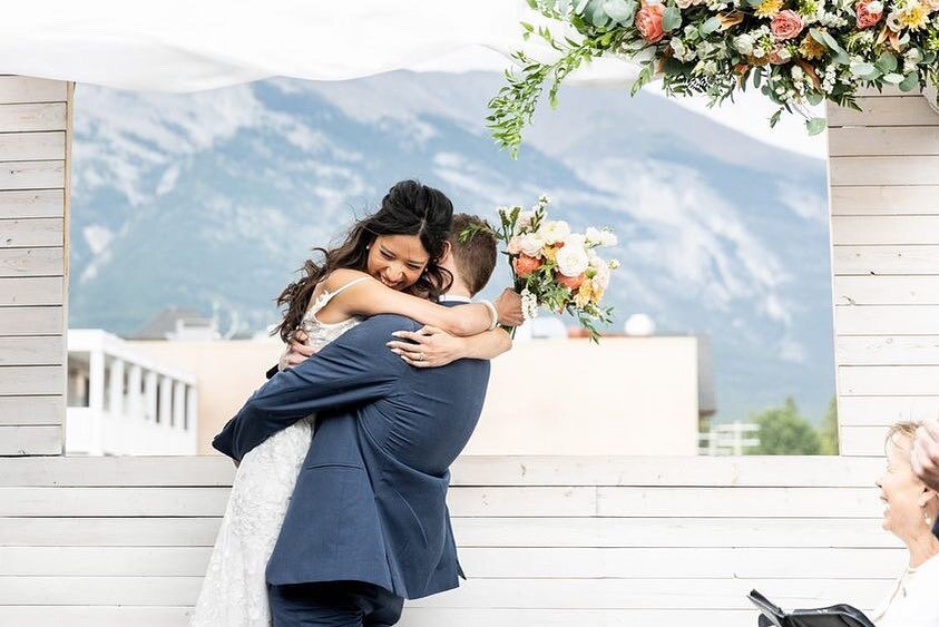 Can you even believe that this gorgeous ceremony space is in downtown Canmore? @mainspace_canmore is one of the best kept secrets in Canmore. 

: @kimpayantphotography 

#alpineblooms #alpinebride  #gettingmarriedincanmore #gettingmarriedinbanff #r