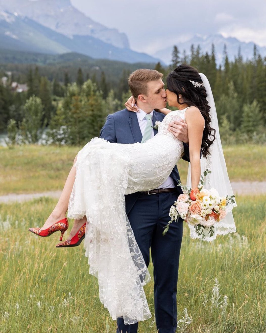 I don&rsquo;t mean to alarm anyone&hellip; but I saw a tree with yellow leaves yesterday. This summer has absolutely flown by! 

It&rsquo;s been a blur of amazing weddings like this one held at @mainspace_canmore 

: @kimpayantphotography 

#alpine