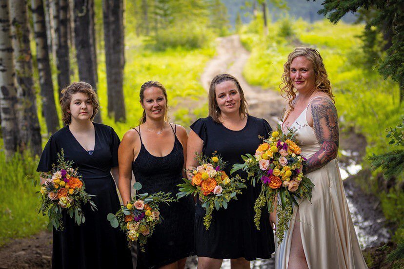 Last one, then it&rsquo;s back to client weddings! 

: @explorn_outdoors

#alpineblooms #alpinebride #gettingmarriedincanmore #gettingmarriedinbanff #rockymountains #canadianrockies #mountainwedding #outdoorwedding #adventurewedding #elopeinbanff #